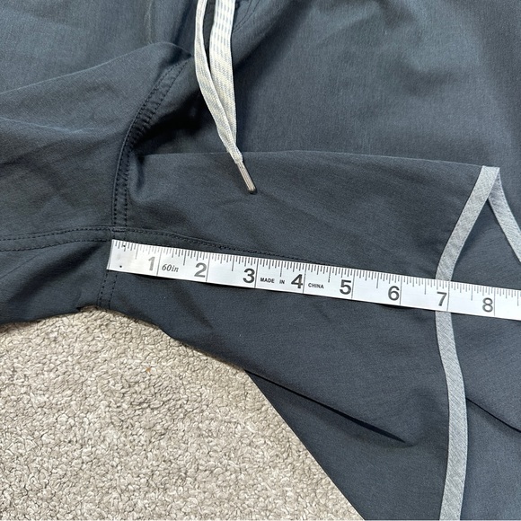 SOLD | Vuori Men’s Banks Shorts Pull On 7” Unlined Athletic in Black Gray XL - Picture 13 of 14